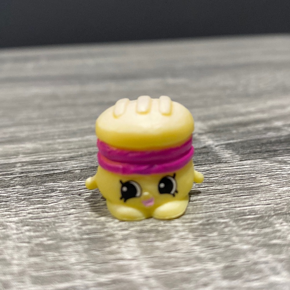 Shopkins | Bakery: Yellow Mel T Moment (5-076) - Collectable Mini Figure